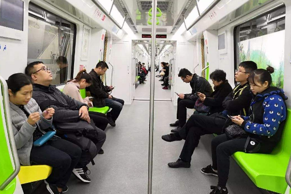 大家对南京一老人拒让座自带板凳坐地铁的行为有什么看法-第1张-交通-答答问
