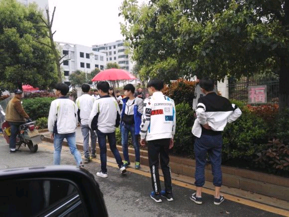 广西柳州一广场10几个人打群架，手持铁棍相互追赶，他们之间有何仇怨-第1张-交通-答答问