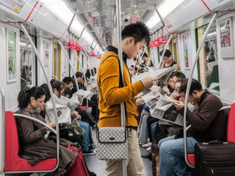 上海一男子在地铁上横躺“霸座”鞋被扔，上海地铁对此有何回应-第1张-交通-答答问