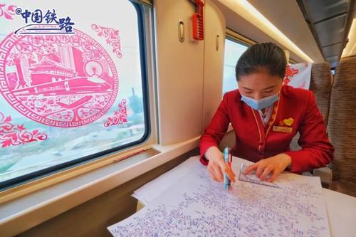 高铁小姐姐90分钟默画全国铁路图，这是否体现了她的敬业-第1张-交通-答答问