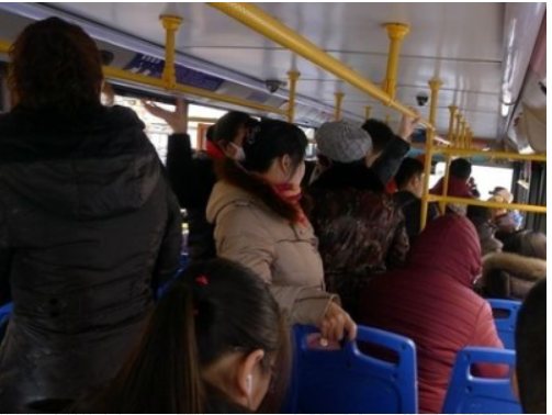 关于男子自称残疾军人无证占座还骂人，你对此事抱有怎样的看法-第1张-交通-答答问