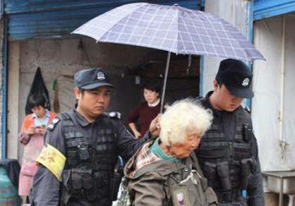 阿婆雨中迷路民警护送回家，你身边有这样暖心故事吗-第1张-交通-答答问