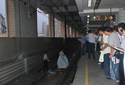 上海男乘客在地铁跳轨被列车冲撞身亡了吗-第1张-交通-答答问