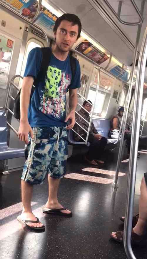 白人男子地铁辱骂了什么内容-第1张-交通-答答问