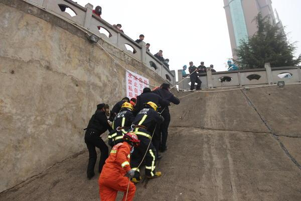 杭州一男子打车带铁锹到公墓活埋自己，成年人的生活究竟有多难-第1张-交通-答答问
