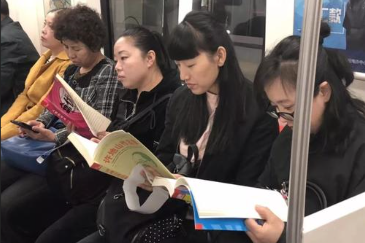 “你有教养的样子真美”，地铁偷拍照为何能让人如此赞誉-第1张-交通-答答问