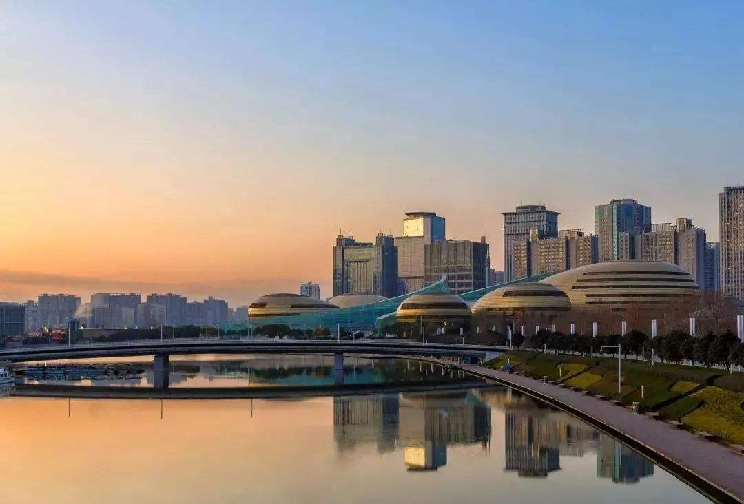 郑州在建的一条地铁线，全线长约26.8公里，贯穿南北向主城区,是吗-第1张-交通-答答问