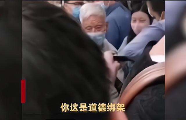 上海地铁老人怒斥男子不让座，网友对此事评论为何两极化-第1张-交通-答答问