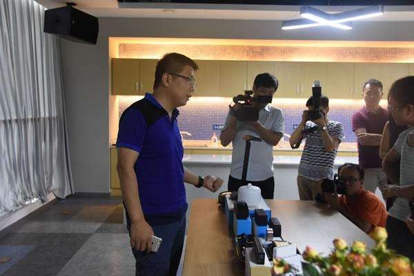 为拍视频在地铁上喊“趴下小心地雷”，年轻人为拍小视频还做过哪些沙雕事-第1张-交通-答答问