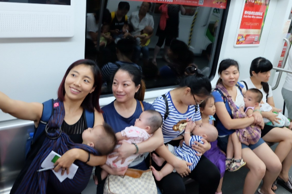 “一张偷拍照片，温暖了一座城”，合肥地铁1号线上的年轻妈妈为何会爆红-第1张-交通-答答问