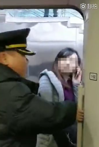 女子为等老公阻挡高铁最后上车了么-第1张-交通-答答问