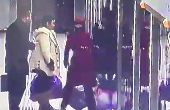 武汉地铁1名乘客强行上车被卡住后如何获救-第1张-交通-答答问