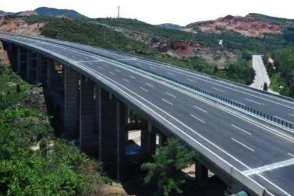 公路路线设计规范》规定管线与公路之间的净空高度不少于多少米-第1张-交通-答答问