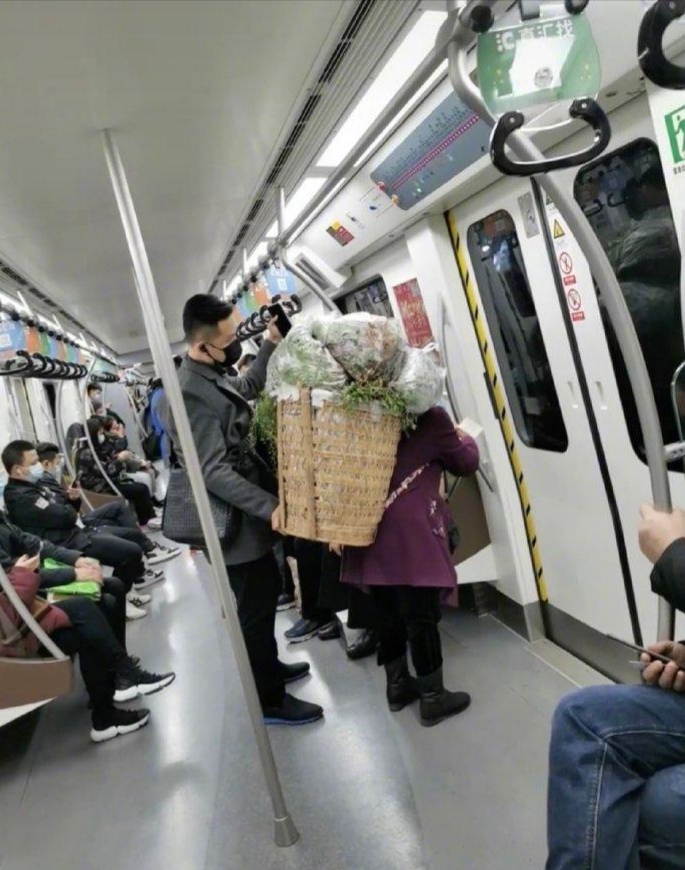 成都小伙地铁上伸手抬住老人背篓，你会不会为他的行为点赞-第1张-交通-答答问