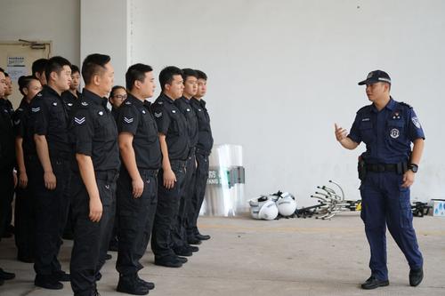 深圳地铁一安全员闻女乘客头发，官方如何回应的-第1张-交通-答答问