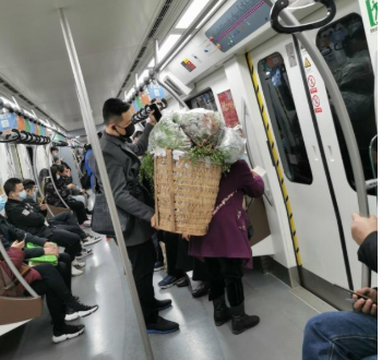 成都小伙在地铁上默默伸手抬住老人背篓，在他身上你看到了什么传统美德-第1张-交通-答答问