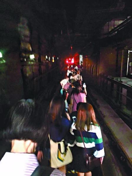 关于香港地铁故障瘫痪近2.5小时 千人摸黑行轨的介绍。-第1张-交通-答答问