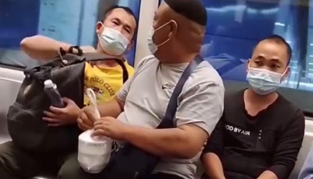 广州地铁上2男子抢座，开始一路互怼，为啥下车前却成为朋友-第1张-交通-答答问