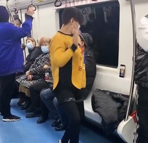沈阳一大姐地铁内脱衣热舞，你如何看待大姐这一行为-第1张-交通-答答问