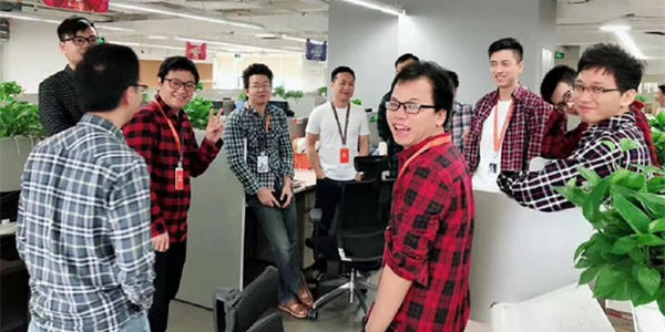 “格子衫哥哥”在上海某地铁随处可见，什么男生比较忠爱格子衫-第1张-交通-答答问