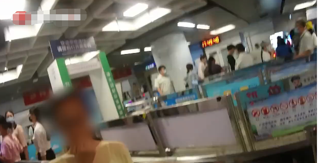 十岁女孩被丢地铁站痛哭，为何其母却说：她一点都不可怜-第1张-交通-答答问