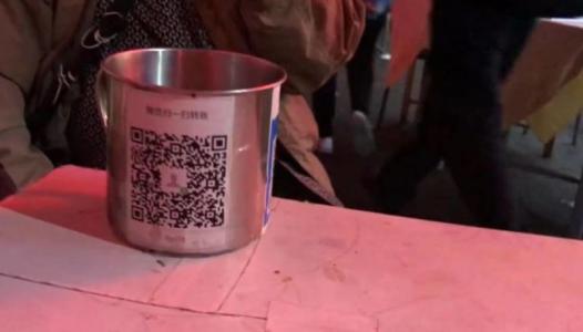 地铁乞讨者身挂二维码要钱违法吗-第1张-交通-答答问