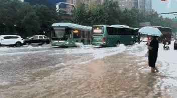 罕见暴雨致郑州地铁全线停运，12人死亡，为何排水系统会出现瘫痪的情况-第1张-交通-答答问