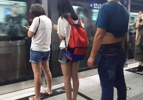 成都一男子地铁内猥亵姑娘，遭众人群殴，你遇到过这样的事情吗-第1张-交通-答答问