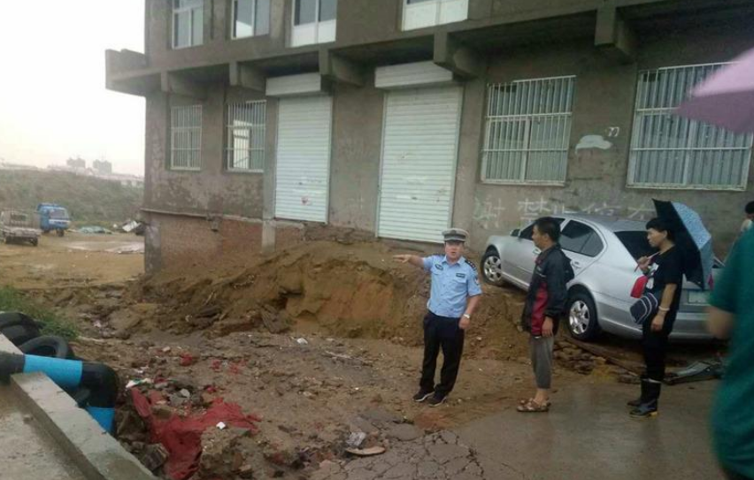 陕西遭暴雨袭击后道路被冲毁还有哪些损失-第1张-交通-答答问