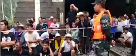 成昆铁路甘洛段山体崩塌，跟前段时间的泥石流有关系吗-第1张-交通-答答问