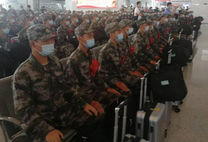 郑州白发教师高铁站偶遇新兵，他做了什么收获敬礼-第1张-交通-答答问