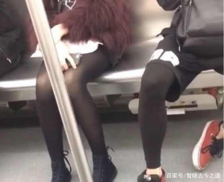 地铁黑丝小姐姐走红，大长腿吸睛看到脸后，网友：心动的感觉，你怎么看-第1张-交通-答答问