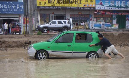 榆林突降暴雨导致多条道路被冲毁-第1张-交通-答答问