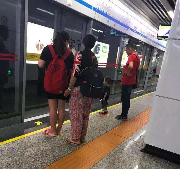 曝南京一男子地铁上骚扰女生被扇耳光，此事的真相到底是什么-第1张-交通-答答问
