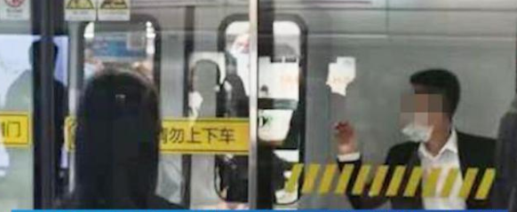 上海一男子被夹进地铁和屏蔽门中间，这是怎么进去的-第1张-交通-答答问