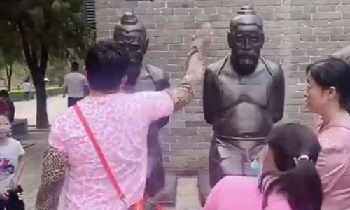 大妈对古代奸臣雕像扇耳光，这是怎么回事-第1张-交通-答答问