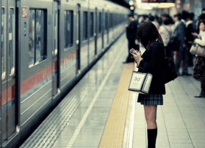 女孩地铁上遭咸猪手大声喝止，你认为她做的对吗-第1张-交通-答答问