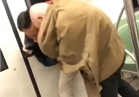 上海地铁内两男子发生冲突，脑袋猛撞面门鼻血直流，两人到底何仇何怨-第1张-交通-答答问