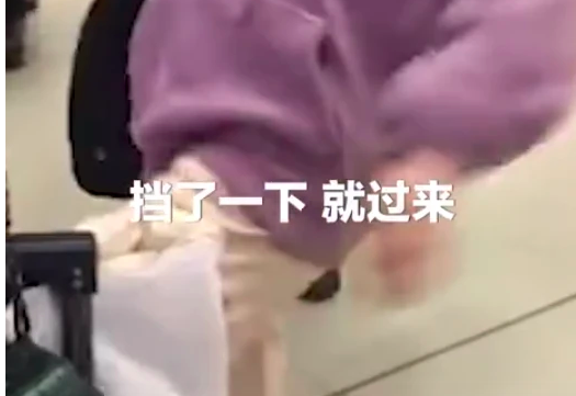 因上错地铁女孩脚踹妈妈，周围群众有什么反应-第1张-交通-答答问
