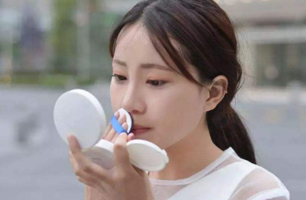 女孩地铁化妆被男子殴打，该男子是否存在精神问题-第1张-交通-答答问