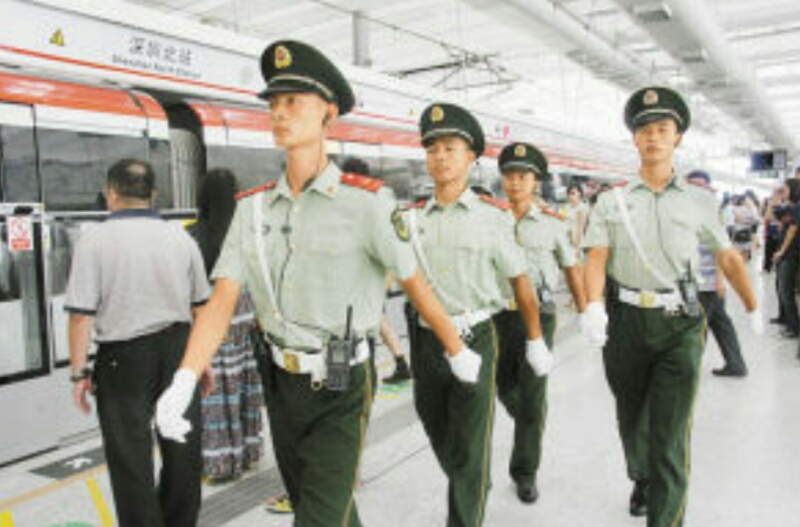 武警站姿挺拔地铁排队上车，为何却会被网友怀疑是摆拍-第1张-交通-答答问