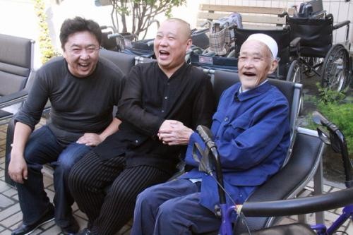 在武汉地铁上老人因争执打人，后又被众人推出车厢众殴，值不值得同情-第1张-交通-答答问