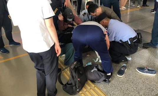 男子北京地铁突然晕倒，抢救无效死亡，成年人的压力究竟有多大-第1张-交通-答答问
