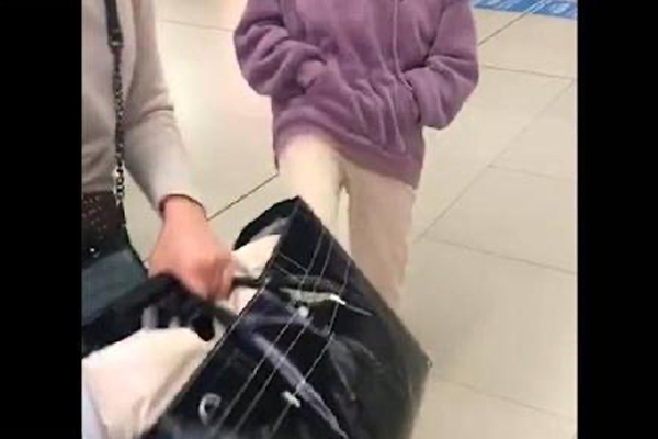 武汉2号线一女孩脚踹妈妈，现场到底发生了什么-第1张-交通-答答问