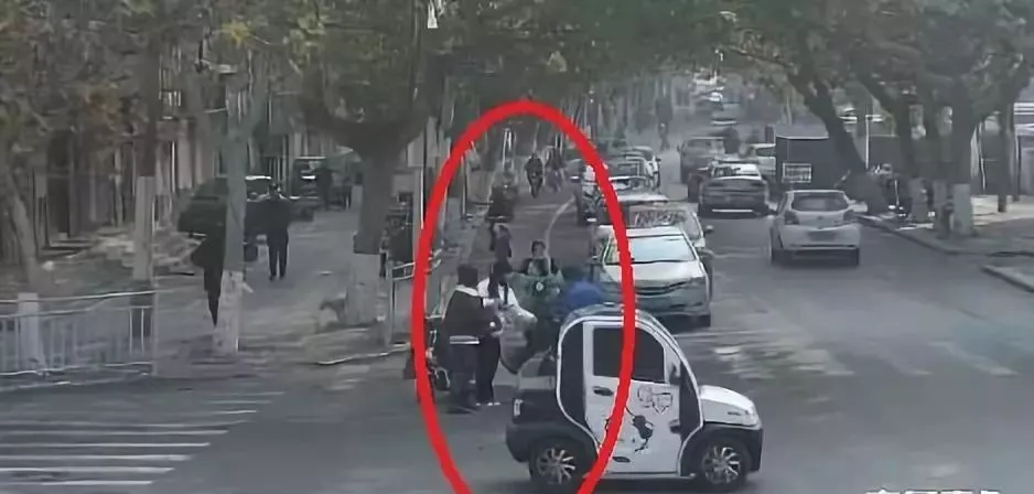 男子街头飞踹跪地女子，是否构成故意伤害罪-第1张-交通-答答问