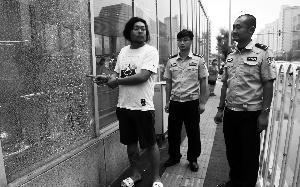 北京两男子为何要打碎20多扇地铁玻璃-第1张-交通-答答问