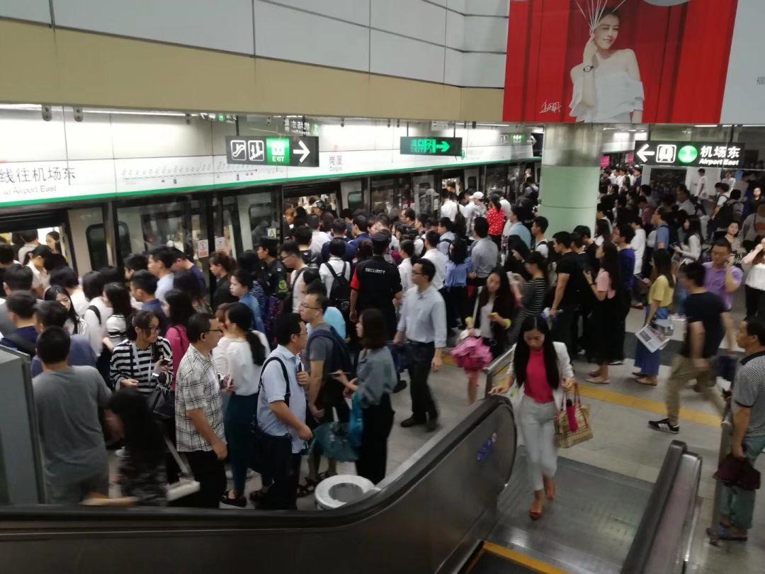 上海地铁现速写哥，手绘漫画唤起低头族，你是如何消磨在地铁上的时光的-第1张-交通-答答问