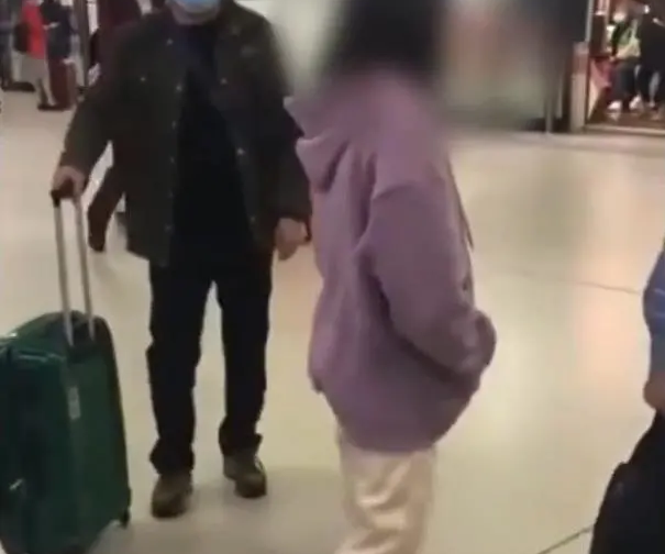 武汉一女孩因搭错地铁，态度恶劣当众连踹母亲6脚，为何说母亲是自作自受-第1张-交通-答答问