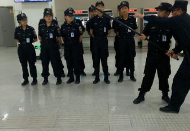 武汉地铁安检员怼问路乘客，曝光后被停职，服务业人员为何态度如此恶劣-第1张-交通-答答问