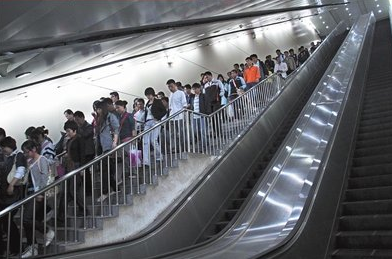 武汉一地铁站换乘电梯18米高上下温差近18℃-第1张-交通-答答问